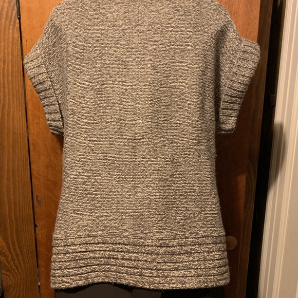 Like New Croft & Barrow Cap Sleeve Sweater - Picture 6 of 11